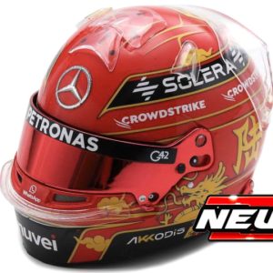 casque de pilote de formule 1 rouge