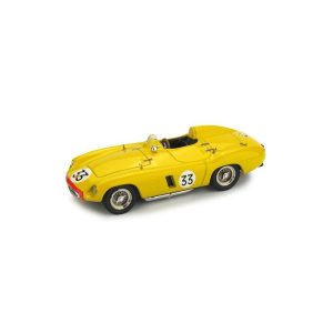 vieille voiture de course jaune