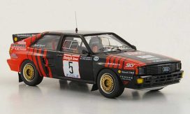 vieille voiture de rallye rouge et noire