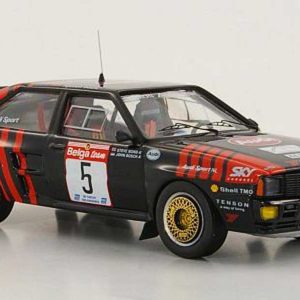 vieille voiture de rallye rouge et noire