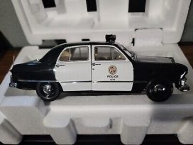 vieille voiture de police noire et blanche