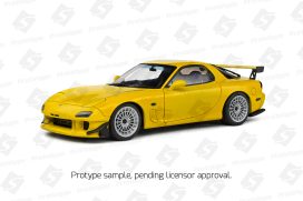 vieille voiture de sport coupe jaune