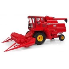 vieille machine agricole rouge