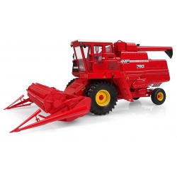 vieille machine agricole rouge