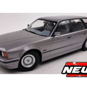 vieille voiture break allemand gris