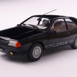 vieille voiture française noire