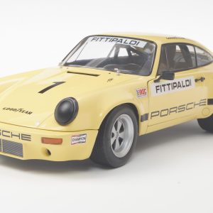 vieille voiture de course jaune