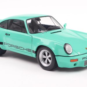 vieille voiture de sport coupe verte