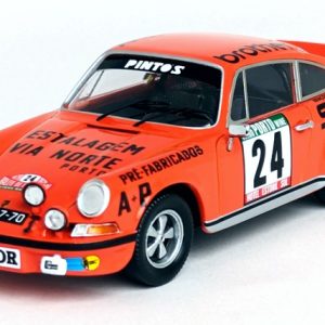 vieille voiture de course orange