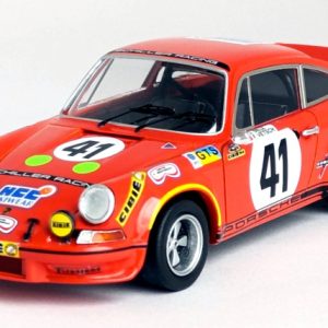 vieille voiture de course orange