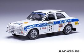 vieille voiture de rallye blanche et bleu