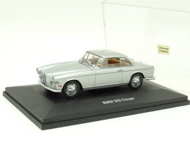 vieille voiture coupe grise