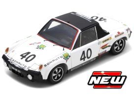 vieille voiture de course blanche