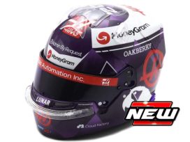 casque de pilote de course de formule 1 mauve