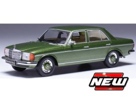 vieille voiture berline verte