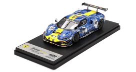 voiture de course bleu et jaune