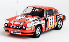 vieille voiture de course orange