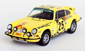 vieille voiture de sport coupe jaune