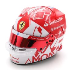 casque rouge de pilote de formule 1