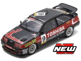 vieille voiture de course noire et rouge