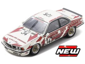 vieille voiture de course rouge et blanche