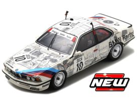 vieille voiture de course blanche