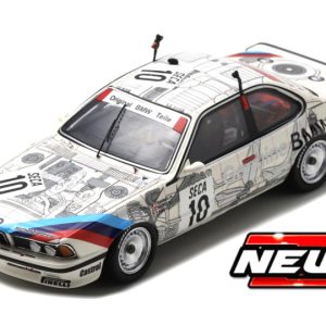 vieille voiture de course blanche