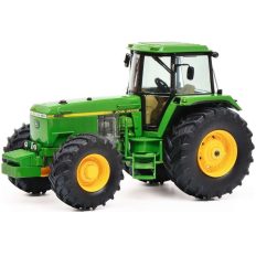 vieux tracteur agricole vert