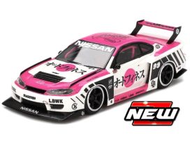 voiture de course rose et blanche