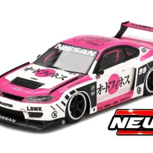 voiture de course rose et blanche