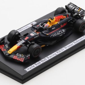 voiture de course formule 1 mauve