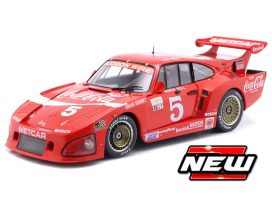 vieille voiture de course rouge