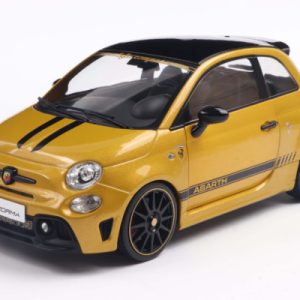 petite voiture italienne de sport jaune et noire