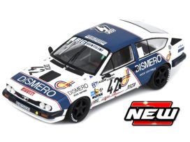 vieille voiture de course italienne blanche et bleu