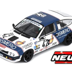 vieille voiture de course italienne blanche et bleu