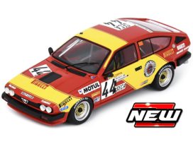 vieille voiture de course italienne rouge et jaune