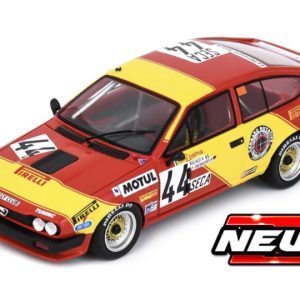 vieille voiture de course italienne rouge et jaune