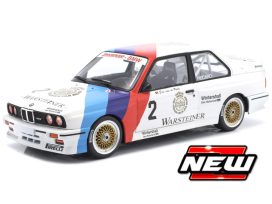 vieille voiture de course blanche rouge et bleu