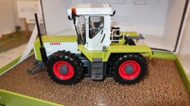 vieux tracteur agricole vert et blanc prototype