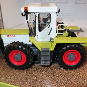 vieux tracteur agricole vert et blanc prototype