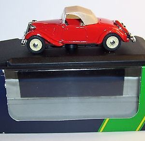 vieille voiture française rouge cabriolet