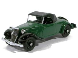 vieille voiture française cabriolet verte