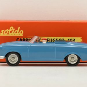 vieille voiture française bleu cabriolet