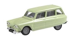 vieille voiture française break verte