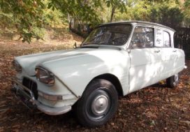 vieille voiture française blanche