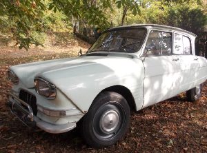 vieille voiture française blanche