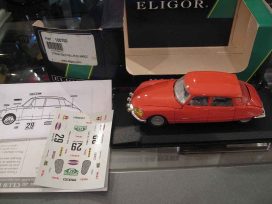 vieille voiture de rallye orange