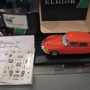 vieille voiture de rallye orange