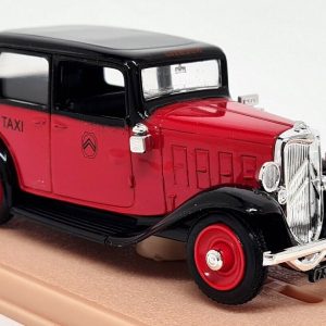 vieille voiture taxi français rouge et noire
