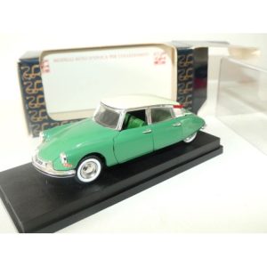 vieille voiture verte française avec toit blanc
